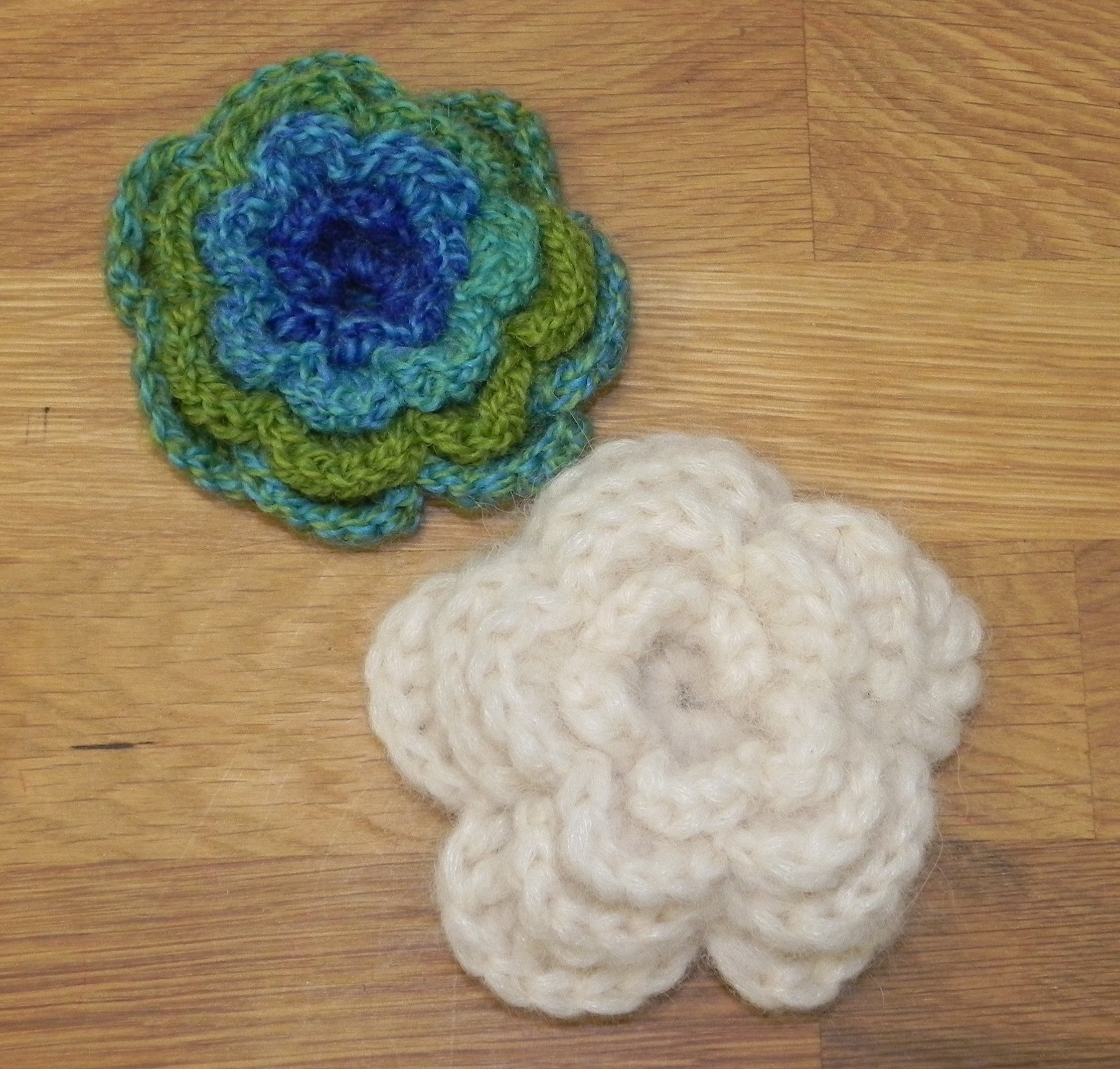 Háčkovaná kytka - brož, crochet flower