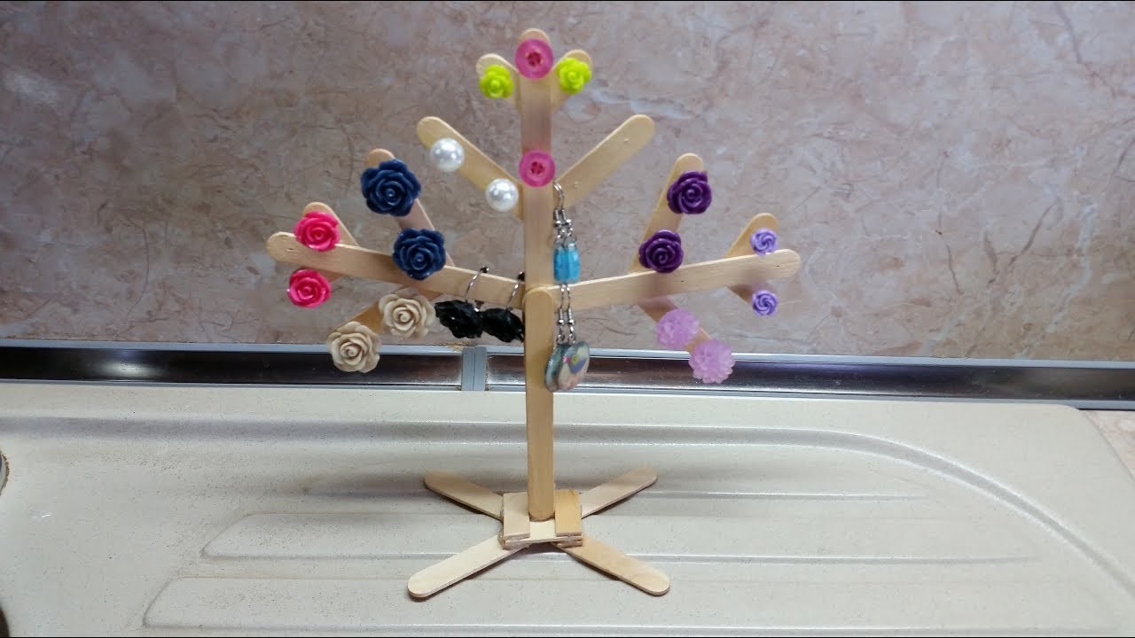 DIY strom na šperky z dřívek od nanuků