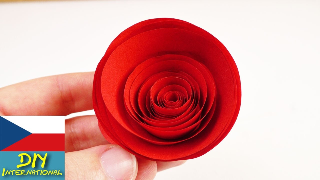 Červená růžička z papíru