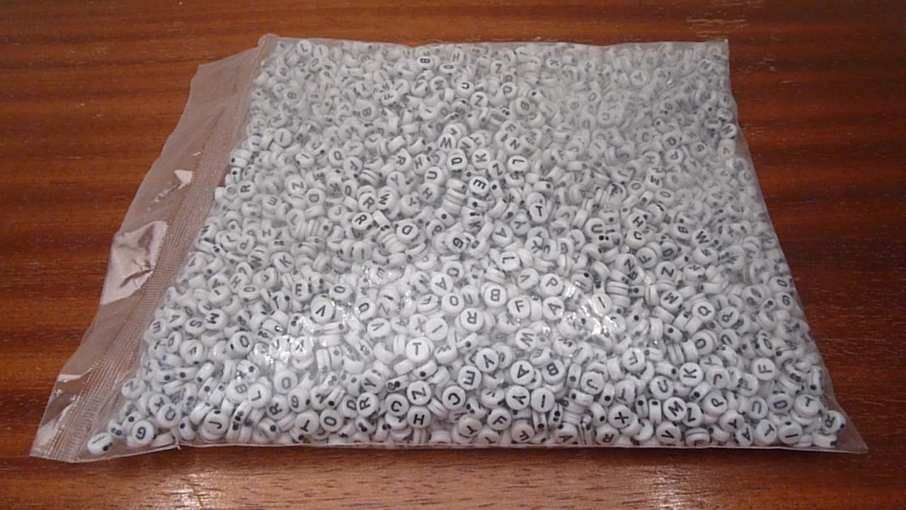4060ks. 500g Bílé korálky černá písmena 7x3 mm