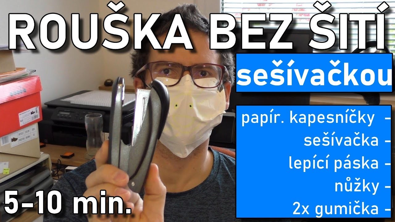 Jak vyrobit roušku bez šití z papírových kapesníčků s pomocí sešívačky