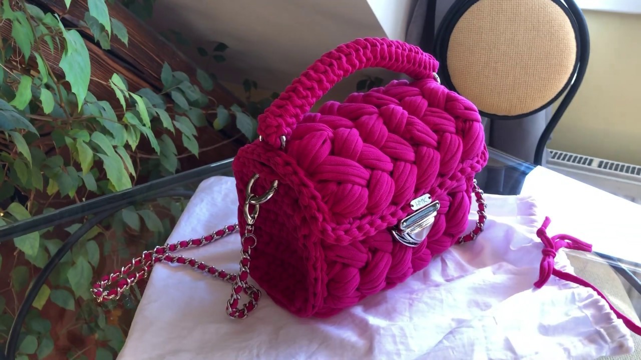 Nadčasová háčkovaná kabelka Cool menší. Crochet handbag Cool smaller.
