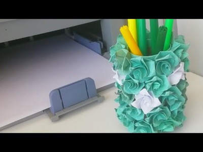 Origami 3d váza. Origami dekorace do pokoje. Váza origami.