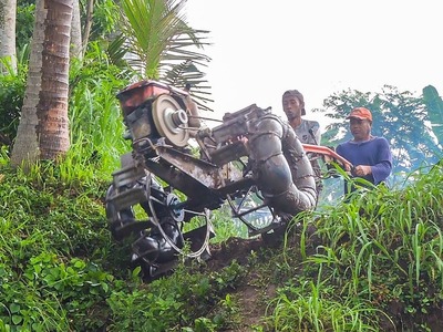 Lokasi Ekstrem! Traktor Sawah G1000 Harus Lewati Jalan Terjal Menuju Lokasi Kerja