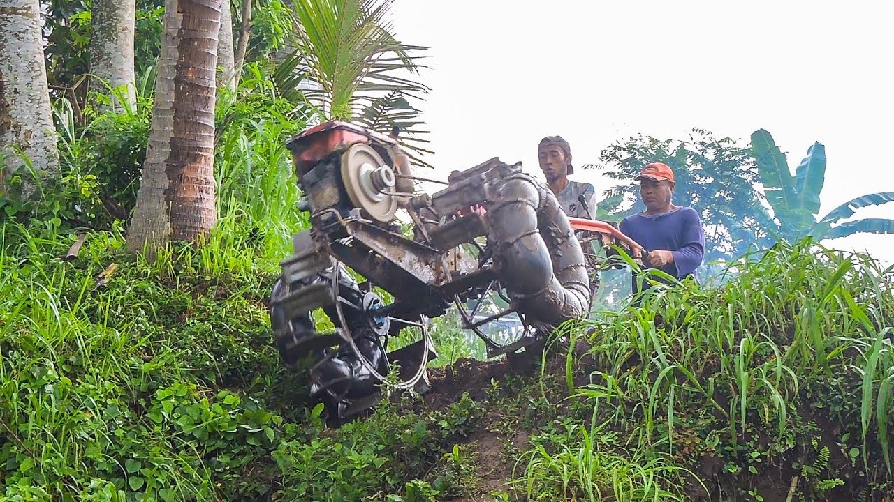 Lokasi Ekstrem! Traktor Sawah G1000 Harus Lewati Jalan Terjal Menuju Lokasi Kerja