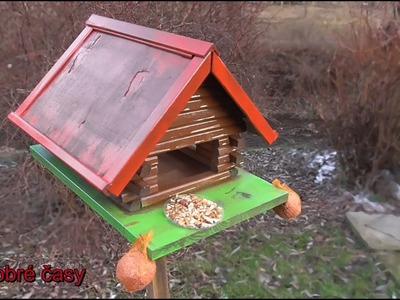 Ptačí krmítko.  domeček roubenka (Bird feeder.  wooden house)