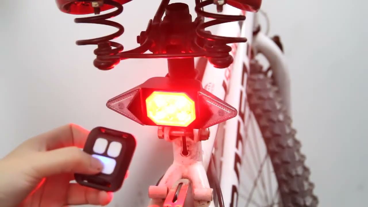 Zadní LED světlo s blinkrem - vychytávky na cyklostezky s VIASHOPem